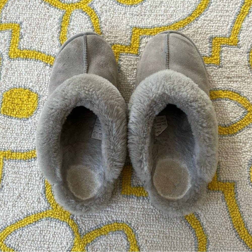 Well worn slippers. Sz 9